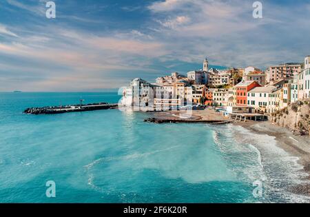 Blick über den Tag auf das alte Fischerdorf Bogliasco, italienische nette beliebte Stadt. Wolkiger Himmel, türkisfarbene Bucht am Mittelmeer, malerische Aussicht. Italien Stockfoto