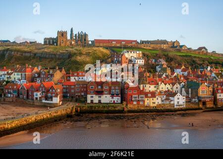 East Cliff und Whitby Harbour, North Yorkshire Stockfoto