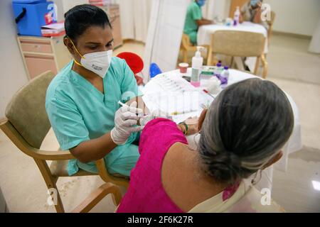 Ghaziabad, Indien. April 2021. Ein Anwohner erhält eine Dosis des Covishield-Covid-19-Impfstoffs im Yashoda Hospital.die indische Regierung hat die Covid-19-Impfung für alle Bürger über 45 Jahre ab dem 1. April inmitten der Spitze bei Coronavirus-Fällen eröffnet. Kredit: SOPA Images Limited/Alamy Live Nachrichten Stockfoto