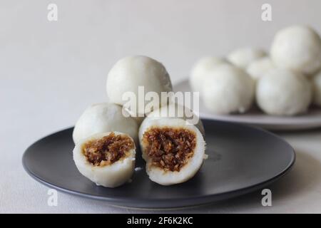 Gedämpfte Knödel aus Reismehl und gefüllt mit einer Füllung aus Kokosnuss und Backwaren. Es ist allgemein bekannt als kozhukatta oder kolukattai in Sout Stockfoto