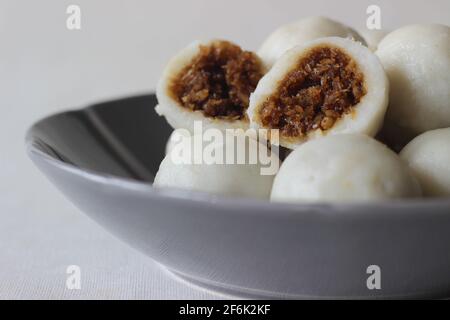 Gedämpfte Knödel aus Reismehl und gefüllt mit einer Füllung aus Kokosnuss und Backwaren. Es ist allgemein bekannt als kozhukatta oder kolukattai in Sout Stockfoto