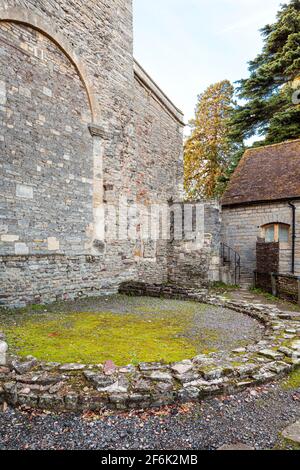 Die Fundamente der ursprünglichen Apsis der angelsächsischen Prioritätenkirche St. Mary aus dem 9. Jahrhundert in Deerhurst, Gloucestershire, Großbritannien Stockfoto