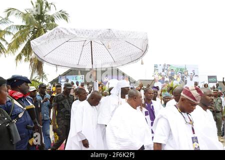 Die Ankunft von Ooni am Veranstaltungsort des Olojo Festivals nach seiner siebentägigen Abgeschiedenheit, um mit den Vorfahren zum Wohle des Volkes zu kommunizieren. Stockfoto