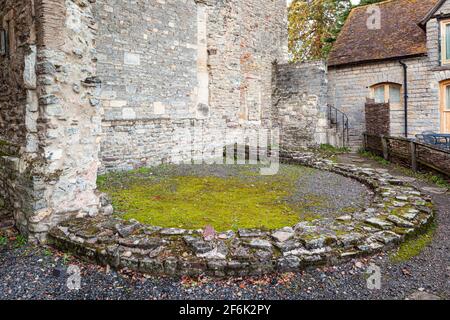 Die Fundamente der ursprünglichen Apsis der angelsächsischen Prioritätenkirche St. Mary aus dem 9. Jahrhundert in Deerhurst, Gloucestershire, Großbritannien Stockfoto