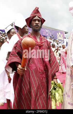 Ein junger Mann in Yoruba traditioneller Kleidung während des Olojo Festivals, Ile-Ife, Osun State, Nigeria. Stockfoto