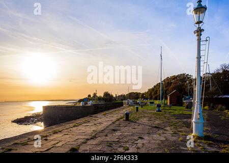 Sonnenuntergang über dem Fluss Severn im Lydney Harbour, Gloucestershire, Großbritannien Stockfoto