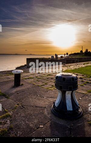 Sonnenuntergang über dem Fluss Severn im Lydney Harbour, Gloucestershire, Großbritannien Stockfoto