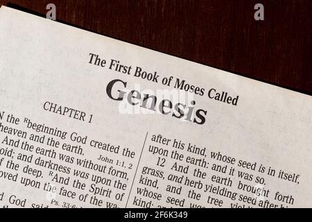 Dies ist die King James Bibel, die 1611 übersetzt wurde. Es gibt keine Urheberrechte. Ein gestochen scharfes Makrofoto der ersten Seite des Buches Genesis. Stockfoto