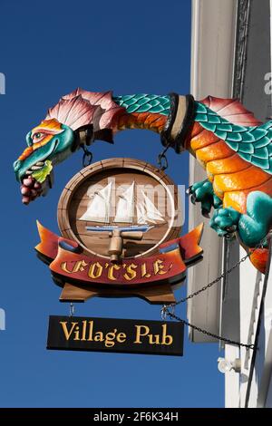 Schild an der Fo'c'sle Tavern in Chester, Nova Scotia, Kanada. Der Pub ist der älteste in der Provinz. Stockfoto