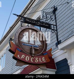 Schild an der Fo'c'sle Tavern in Chester, Nova Scotia, Kanada. Der Pub ist der älteste in der Provinz. Stockfoto