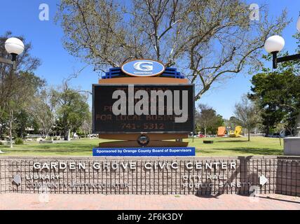 GARDEN GROVE, KALIFORNIEN - 31. MÄRZ 2021: Schild am Garden Grove Civic Center. Stockfoto