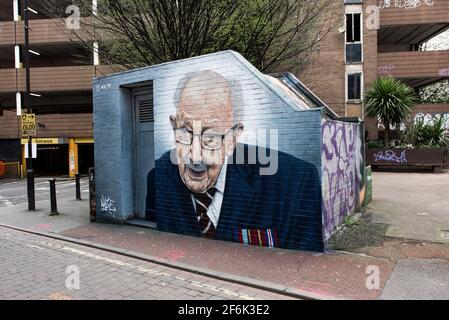 Captain Sir Tom Moore Wandbild des Künstlers Akse p19 im Northern Quarter, Manchester. Stockfoto