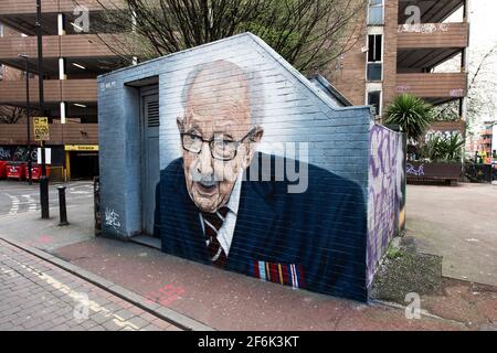 Captain Sir Tom Moore Wandbild des Künstlers Akse p19 im Northern Quarter, Manchester. Stockfoto