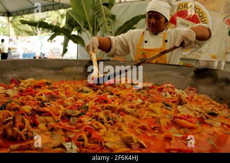 belmonte, bahia / brasilien - 19. juli 2009: Chefkoch bereitet in der Stadt Belmonte im Süden Bahia einen riesigen Fischeintopf zu. Stockfoto