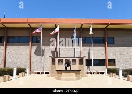 GARDEN GROVE, KALIFORNIEN - 31. MÄRZ 2021: Gefallenes Heroes Memorial im Garden Grove Police Department Building. Stockfoto