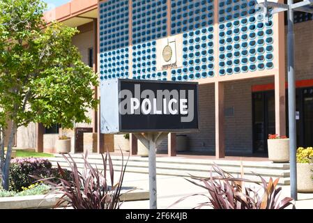 GARDEN GROVE, KALIFORNIEN - 31. MÄRZ 2021: Polizeischild am Gebäude der Garden Grove Polizeibehörde. Stockfoto