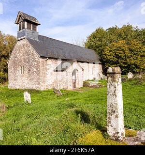 Die Kirche St. Ellyw (aus dem 13. Jahrhundert) in den Brecon Beacons in Llanelieu bei Talhart, Powys, Wales, Großbritannien Stockfoto