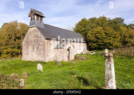 Die Kirche St. Ellyw (aus dem 13. Jahrhundert) in den Brecon Beacons in Llanelieu bei Talhart, Powys, Wales, Großbritannien Stockfoto