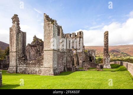 Die Ruinen von Llanthony Abbey, einem ehemaligen Augustiner-Priorat im Vale of Ewyas in den Brecon Beacons, Powys, Wales, Großbritannien Stockfoto