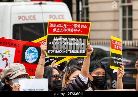 PORTLAND PLACE, LONDON, ENGLAND – 31. März 2021: Demonstranten, die bei einem Protest gegen den Militärputsch in Myanmar gegenüber der chinesischen Botschaft abgebildet wurden Stockfoto