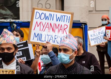 PORTLAND PLACE, LONDON, ENGLAND – 31. März 2021: Demonstranten, die bei einem Protest gegen den Militärputsch in Myanmar gegenüber der chinesischen Botschaft abgebildet wurden Stockfoto