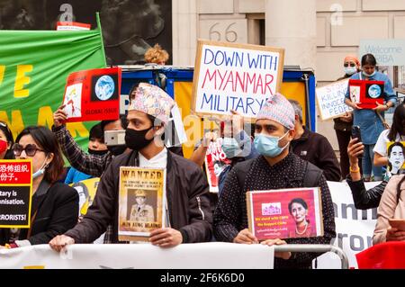 PORTLAND PLACE, LONDON, ENGLAND – 31. März 2021: Demonstranten, die bei einem Protest gegen den Militärputsch in Myanmar gegenüber der chinesischen Botschaft abgebildet wurden Stockfoto