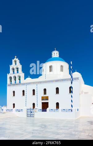 Die Kirche Panagia Platsani in Oia auf der Insel Santorini gegen den blauen Himmel, Griechenland. Griechische Architektur Stockfoto