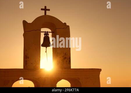 Glockenturm in Santorini bei Sonnenuntergang, Griechenland Stockfoto