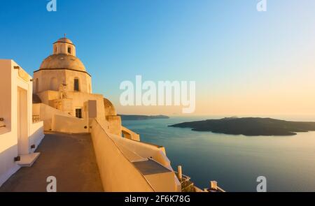 Santorini Insel in Griechenland bei Sonnenuntergang Stockfoto