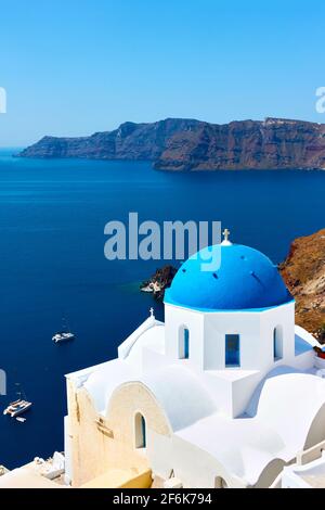 Griechenland, Santorini. Landschaftlich schöner Blick mit weißer Kirche an der Küste an der hohen Küste am Meer. Griechische Landschaft Stockfoto