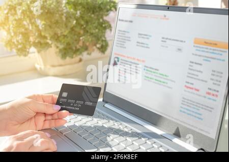 Online-Zahlung für Einkäufe per Kreditkarte. Frau beim Online-Shopping mit Laptop und Kreditkarte. Hände mit Plastikkreditkarte und mit Lapt Stockfoto