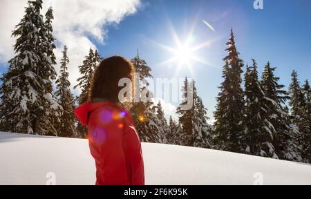 Abenteuer Frau Wandern auf den kanadischen Bergen Stockfoto