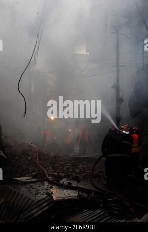 Rawalpindi, Pakistan. April 2021. Blick auf die Brandszene, nachdem ein Brand aufgrund eines elektrischen Kurzschlusses ausgebrochen war, da die Feuerwehrbeamten auf dem Basar Urdu, Rawalpindi, mit dem Löschen von Wasser beschäftigt sind. (Foto: Zubair Abbasi/Pacific Press) Quelle: Pacific Press Media Production Corp./Alamy Live News Stockfoto