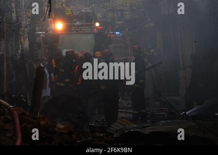 Rawalpindi, Pakistan. April 2021. Blick auf die Brandszene, nachdem ein Brand aufgrund eines elektrischen Kurzschlusses ausgebrochen war, da die Feuerwehrbeamten auf dem Basar Urdu, Rawalpindi, mit dem Löschen von Wasser beschäftigt sind. (Foto: Zubair Abbasi/Pacific Press) Quelle: Pacific Press Media Production Corp./Alamy Live News Stockfoto