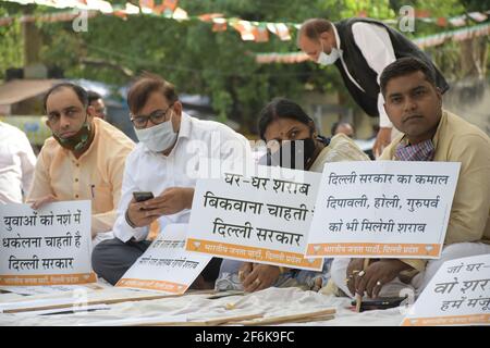 Neu-Delhi, Indien. April 2021. Delhi BJP-Präsident Adesh Gupta, lop Shri Ramvir Singh Bidhuri, Abgeordnete, MLAs und andere zu beobachten schnelle und stille Protest gegen Delhi Regierung neue Politik der Wein-und Biergeschäft Erhöhung der Steuern und Verringerung des Alters auf den Konsum von Alkohol von 25 bis 21, in Jantar Mantar in Delhi. (Foto: Ishant Chauhan/Pacific Press) Quelle: Pacific Press Media Production Corp./Alamy Live News Stockfoto