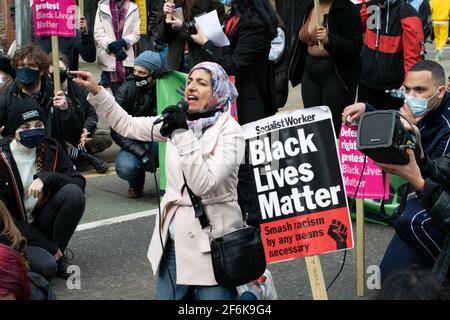 Töten Sie den Bill Protest Manchester, Großbritannien während der nationalen Sperre in England. Demonstrator vor einem Plakat der schwarzen Menschenwelt. Stockfoto