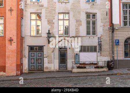 Tallinn, Estland, 18. März 2021: Straßen der Altstadt Tallinns Stockfoto