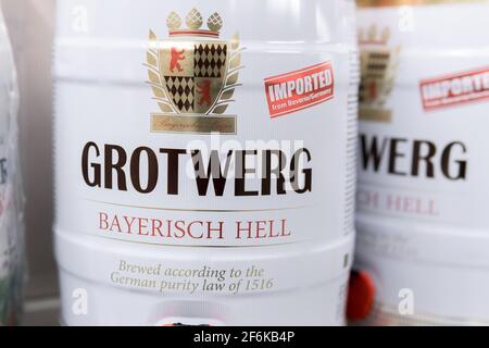 Tjumen, Russland-31. Januar 2021: Grotwerg Bier. Selektiver Fokus. Kauf von Alkohol in einem Hypermarkt Stockfoto