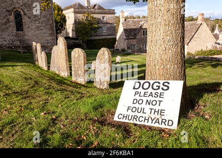 Hinweis zur Hundefouling (für Hunde, die lesen können) auf dem Kirchhof des Cotswold-Dorfes Winson, Gloucestershire, Großbritannien. Stockfoto