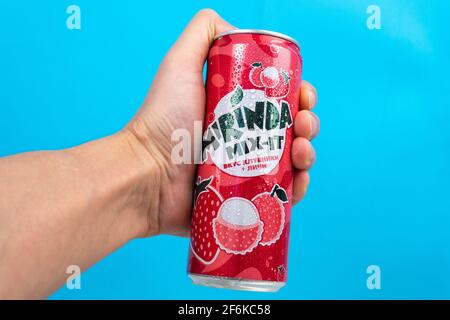 Tjumen, Russland-10. Dezember 2020: Mirinda mit Erdbeer- und Litschi-Geschmack. Logo close up selektiver Fokus Stockfoto