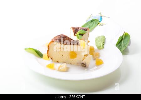 Süß gebackener Hüttenkäse-Auflauf mit Nüssen und kandierten Früchten Isoliert auf weißem Hintergrund Stockfoto