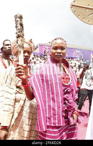 Eine Dame, die während des Olojo Festivals, Ile-Ife, Bundesstaat Osun, Nigeria, als Moremi Ajagoro auftrat. Stockfoto