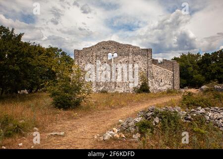 Blick auf die archäologische Stätte und die frühchristliche Basilika von Fulfinum Marine, Omišalj, Primorje-Gorski Kotar, Kroatien Stockfoto