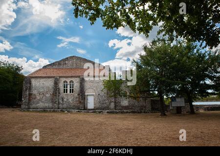 Blick auf die archäologische Stätte und die frühchristliche Basilika von Fulfinum Marine, Omišalj, Primorje-Gorski Kotar, Kroatien Stockfoto