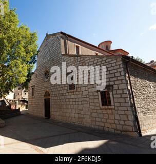 Blick auf die alte Kirche der Himmelfahrt der seligen Jungfrau Maria in Omisalj, Kroatien Stockfoto
