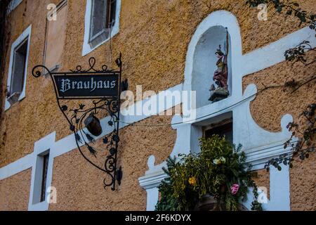 Hallstatt, Österreich - 4. März 2017: Blick auf einen Eingang zum Brauhaus, einer traditionellen lokalen Brauerei in Hallstatt, Österreich Stockfoto