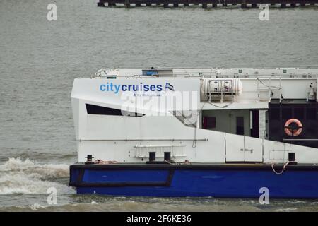 Ein neu gebrandeter Millennium Diamond fährt die Themse hinauf Zu seiner Londoner Basis trägt die überarbeitete blaue Lackierung mit „CityCruises by Hornblower“-Titel Stockfoto