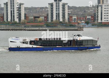 Ein neu gebrandeter Millennium Diamond fährt die Themse hinauf Zu seiner Londoner Basis trägt die überarbeitete blaue Lackierung mit „CityCruises by Hornblower“-Titel Stockfoto