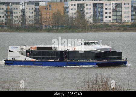 Ein neu gebrandeter Millennium Diamond fährt die Themse hinauf Zu seiner Londoner Basis trägt die überarbeitete blaue Lackierung mit „CityCruises by Hornblower“-Titel Stockfoto