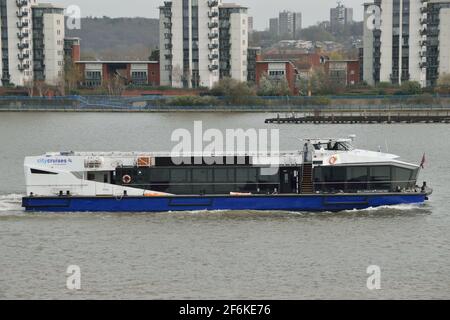 Ein neu gebrandeter Millennium Diamond fährt die Themse hinauf Zu seiner Londoner Basis trägt die überarbeitete blaue Lackierung mit „CityCruises by Hornblower“-Titel Stockfoto